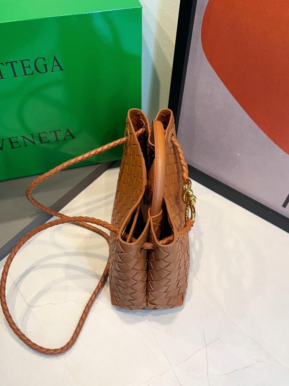 Bolsa Bottega Veneta Andiamo Pequena - Imagem 21