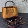 Bolsa Valentino Garavani Vlogo Summer Ráfia Media - Bege/Vinho