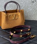 Bolsa Valentino Garavani Vlogo Summer Ráfia Media - Bege/Vinho