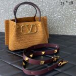 Bolsa Valentino Garavani Vlogo Summer Ráfia Media - Bege/Vinho