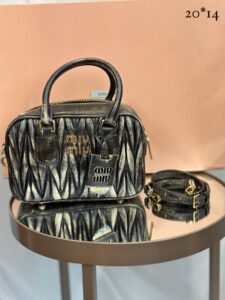 Bolsa Miu Miu Acardie Matelassê - Preto/Dourado