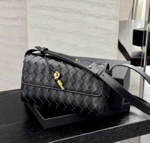 Bolsa Clutch Bottega Andiamo Pequena com Alça - Preto