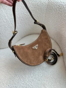 Bolsa Prada Arqué Camurça - Marrom