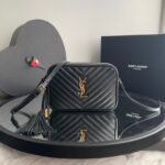 Bolsa YSL Câmera Lou em Couro Acolchoado com Chaveiro - Preto
