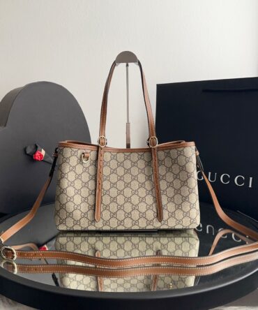 Bolsa Gucci tote pequena GG Emblem