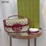Bolsa Gucci Horsebit Top Handle Monogram - Bege/Vinho