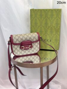 Bolsa Gucci 1955 Horsebit Monogram Pequena - Bege/Vinho