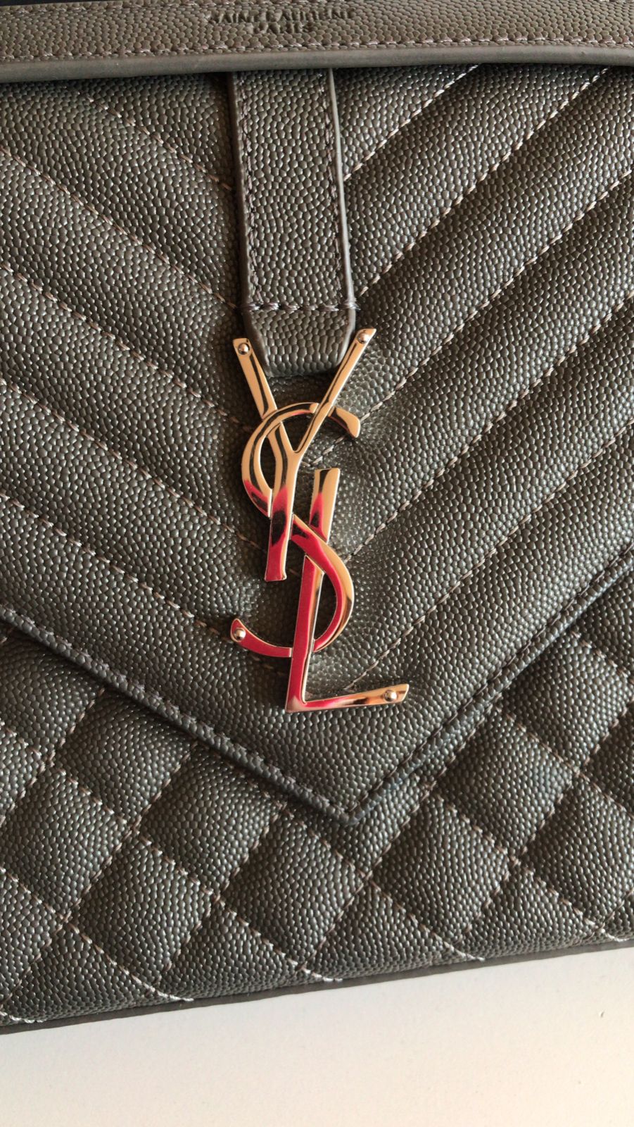 Bolsa YSL Envelope Grain de Poudre Media - Oferta - Imagem 3