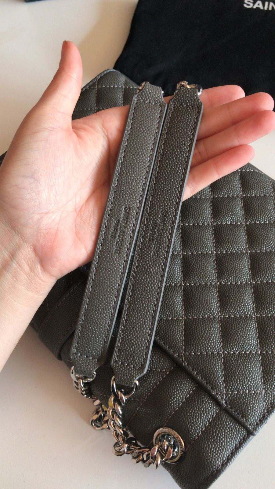 Bolsa YSL Envelope Grain de Poudre Media - Oferta - Imagem 4