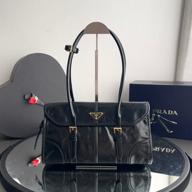 Bolsa Prada Média em Couro com Aba