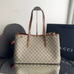 Bolsa Gucci Tote Média GG Emblem - Bege/Marrom