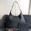 Bolsa Gucci B em Couro - Preto