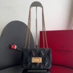 Bolsa Valentino Garavani Quiltie 67 PM - Preto/Dourado