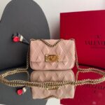 Bolsa Valentino Garavani Quiltie 67 PM - Rosê/Dourado