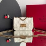 Bolsa Valentino Garavani Quiltie 67 PM - Off/Dourado