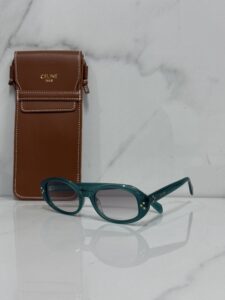 Óculos Solar Celine Oval com Assinatura - Verde