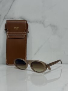 Óculos Solar Celine Oval com Assinatura - Marrom