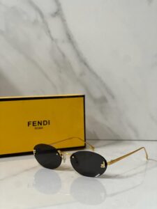 Óculos Solar Fendi First Crystal Oval - Preto/Dourado