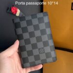 Porta Passaporte Louis Vuitton - Damier Preto