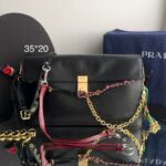 Bolsa Prada Soft Sound Pingentes Grande-Preto