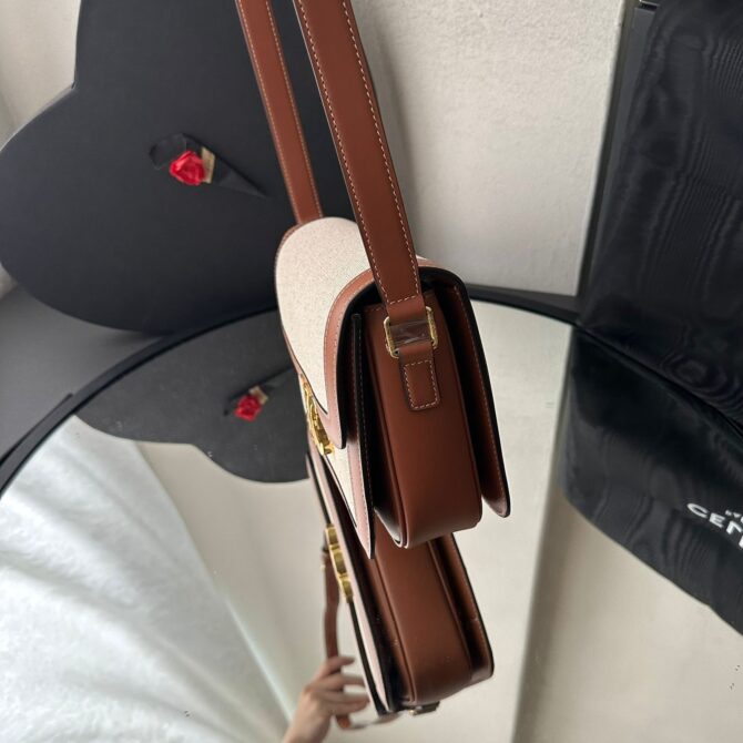 Bolsa Celine Triomphe Têxtil - Imagem 6