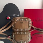 Bolsa Valentino Garavani Camurça Nellcôte- Marrom/Prata