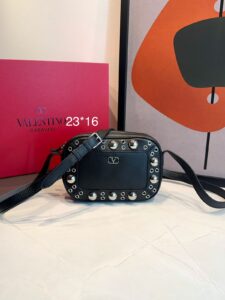 Bolsa Valentino Nellcôte Pequena-Preto