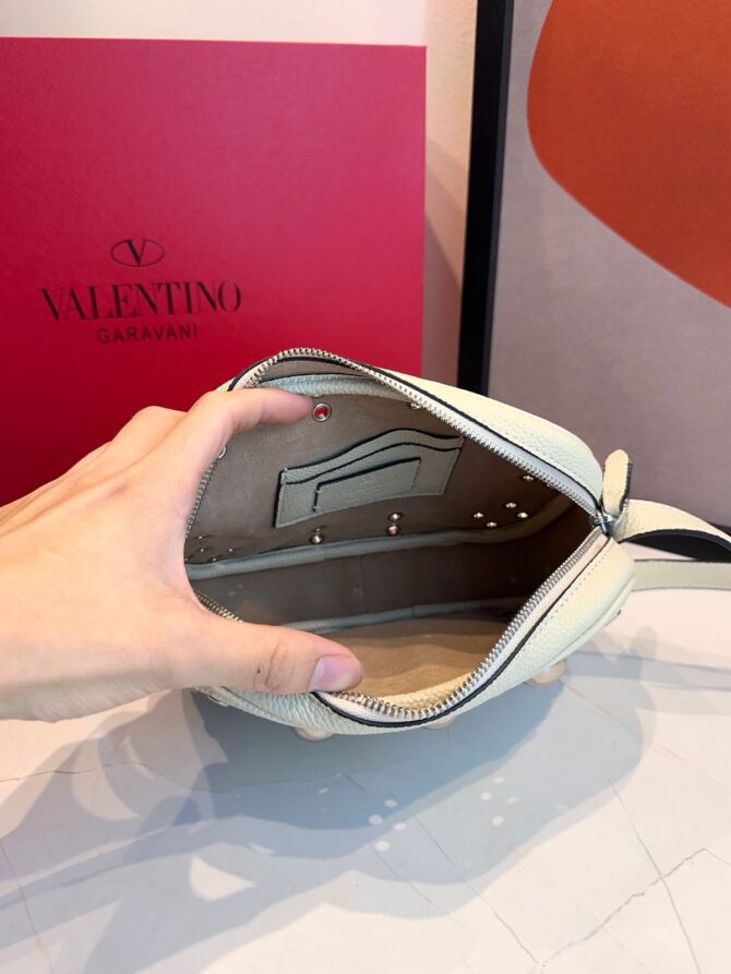 Bolsa Valentino Nellcôte Pequena - Imagem 21
