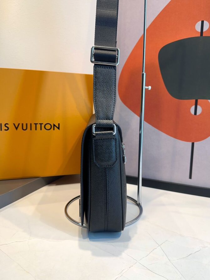 Bolsa LV District Preto PM - Imagem 9