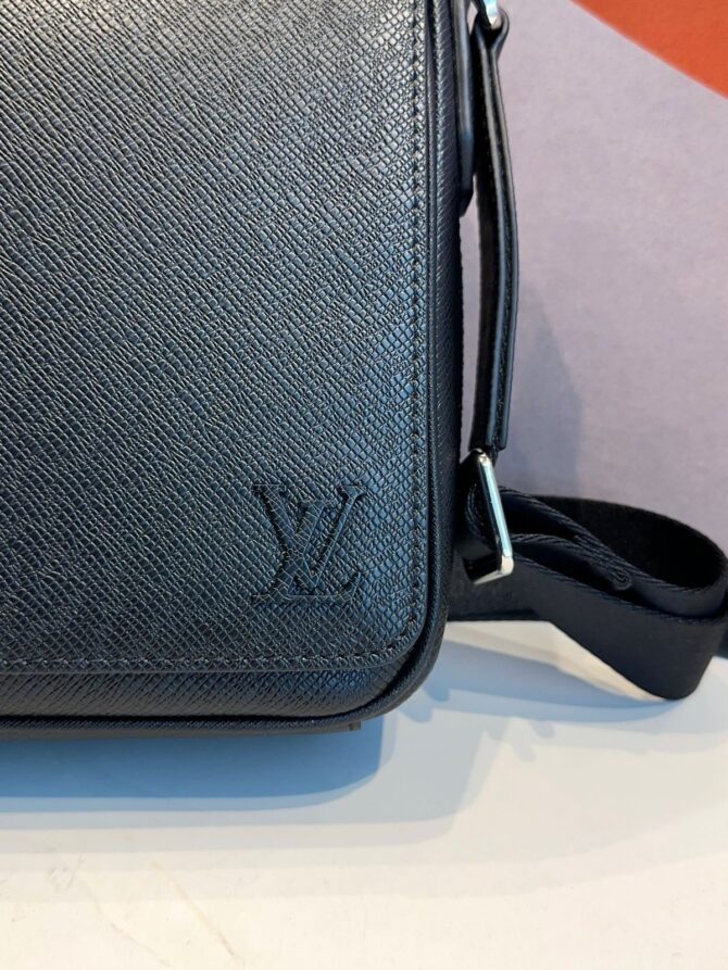 Bolsa LV District Preto PM - Imagem 11