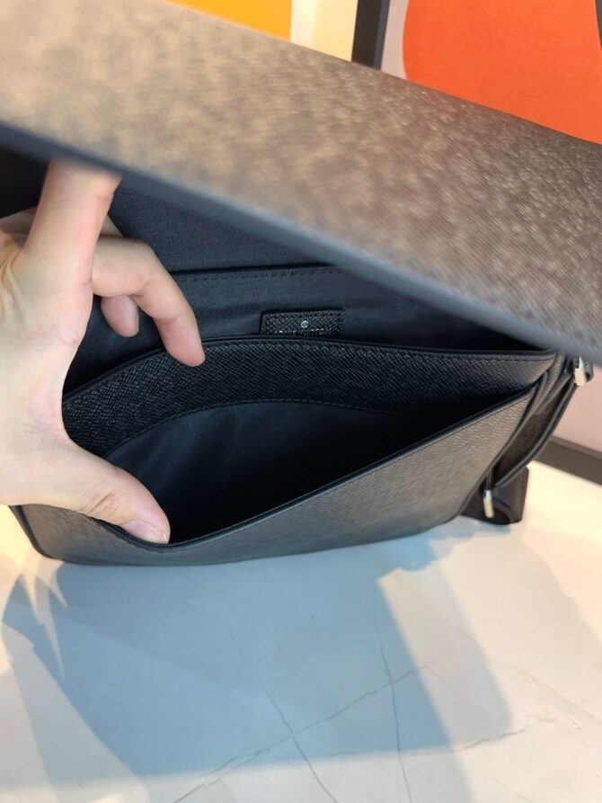 Bolsa LV District Preto PM - Imagem 12