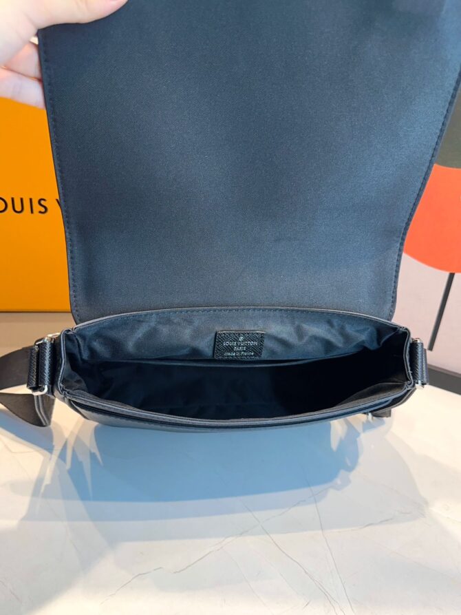 Bolsa LV District Preto PM - Imagem 13