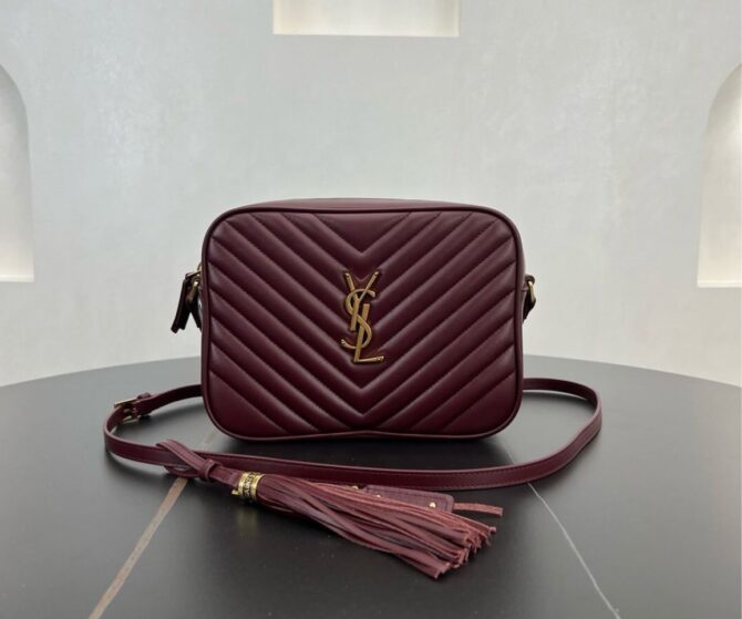 Bolsa YSL Câmera Lou em Couro Acolchoado com Chaveiro - Imagem 32