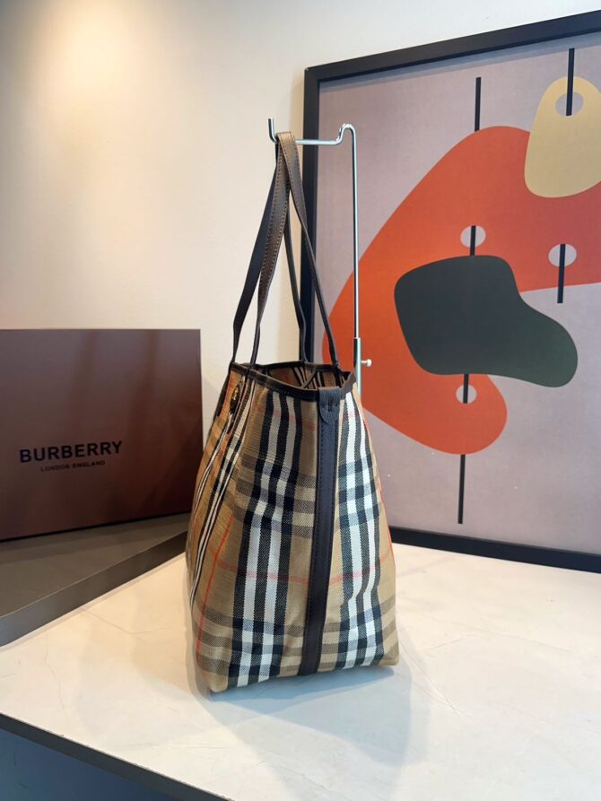 Bolsa Burberry Tote Highlands Média - Imagem 3
