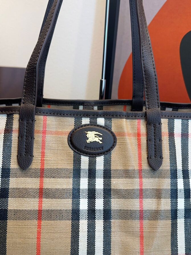 Bolsa Burberry Tote Highlands Média - Imagem 4