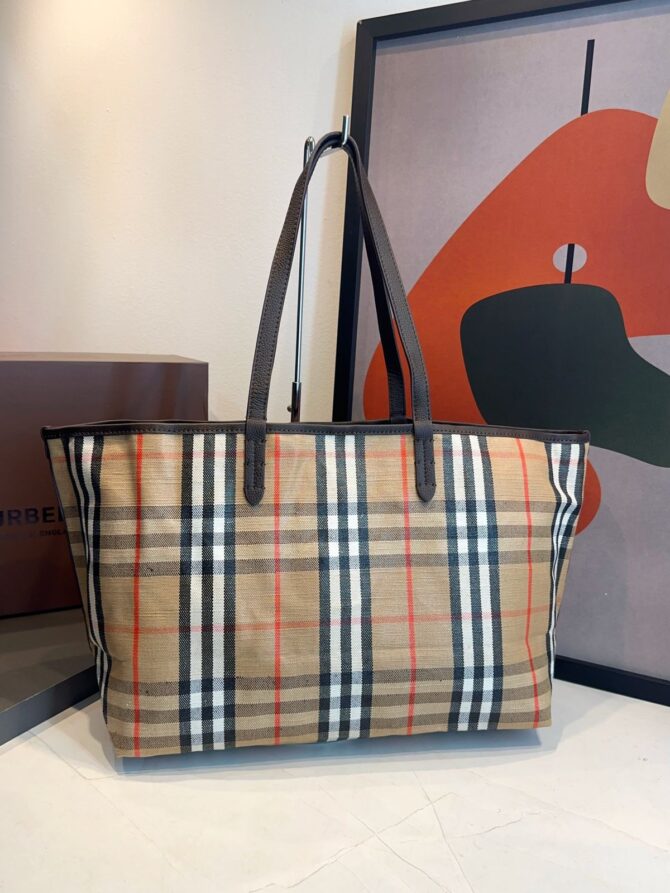 Bolsa Burberry Tote Highlands Média - Imagem 5