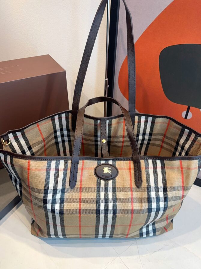Bolsa Burberry Tote Highlands Média - Imagem 6