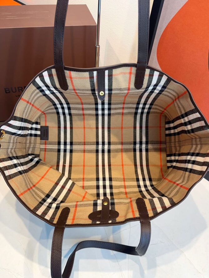 Bolsa Burberry Tote Highlands Média - Imagem 7