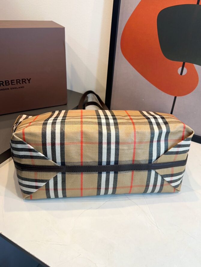 Bolsa Burberry Tote Highlands Média - Imagem 8