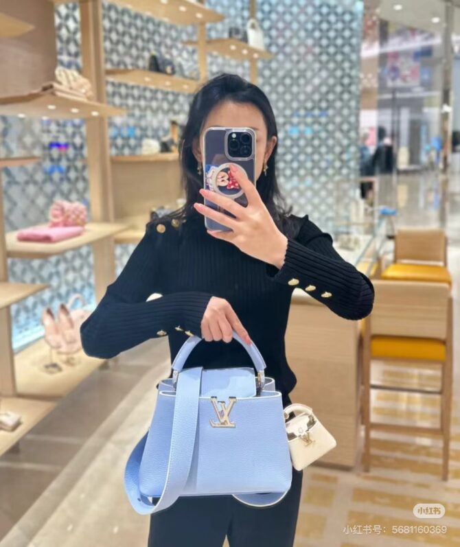 Bolsa LV Capucines BB Com Chaveiro - Imagem 3