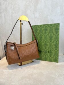 Bolsa Gucci Ombro Media GG Emblem-Caramelo