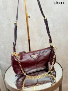 Bolsa Prada Re-Edition Média-Vinho