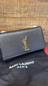 Bolsa YSL Kate Couro Caviar 24cm - Preto/Dourado