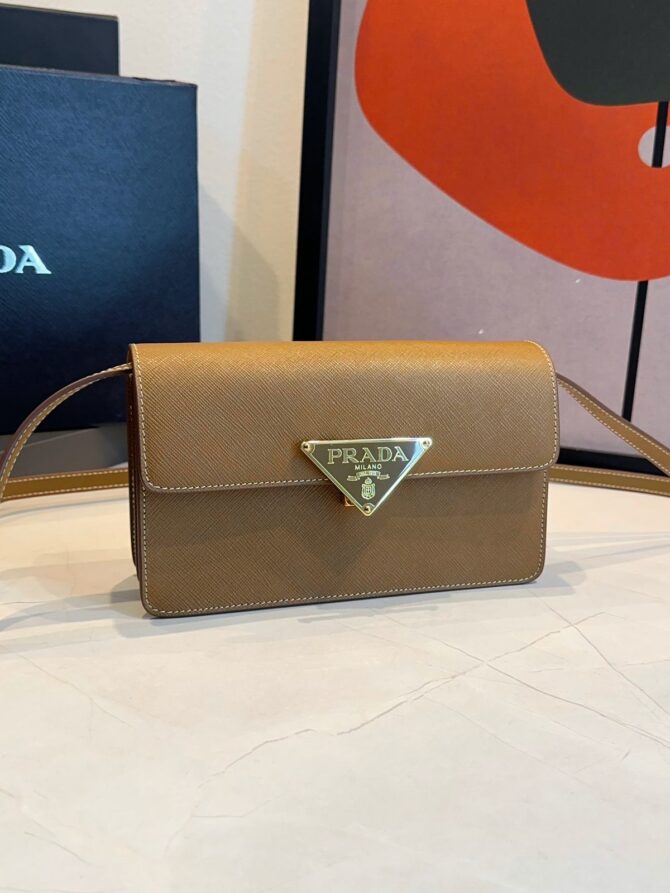 Bolsa Prada Embleme Mini Com Aba - Imagem 3