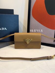 Bolsa Prada Embleme Mini Com Aba- Caramelo
