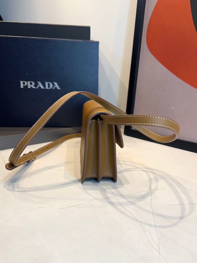 Bolsa Prada Embleme Mini Com Aba - Imagem 4