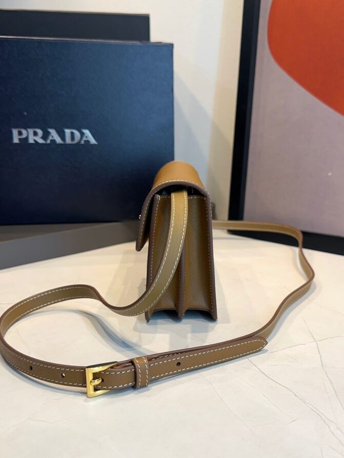 Bolsa Prada Embleme Mini Com Aba - Imagem 5