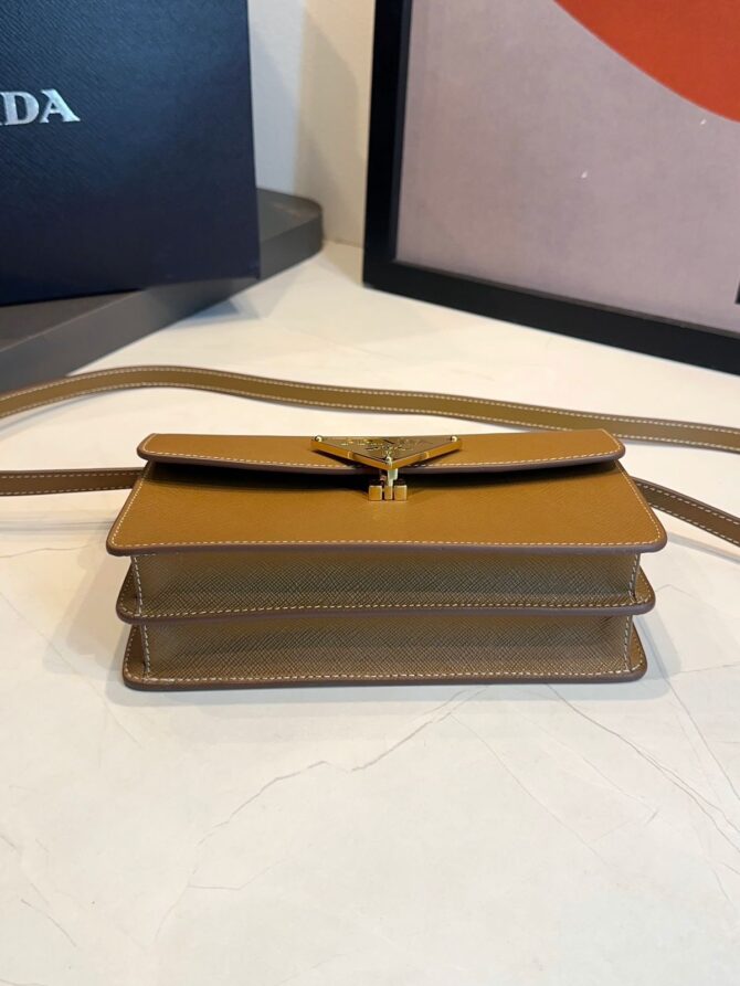 Bolsa Prada Embleme Mini Com Aba - Imagem 6