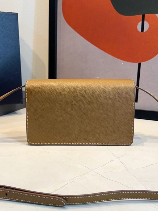 Bolsa Prada Embleme Mini Com Aba - Imagem 7