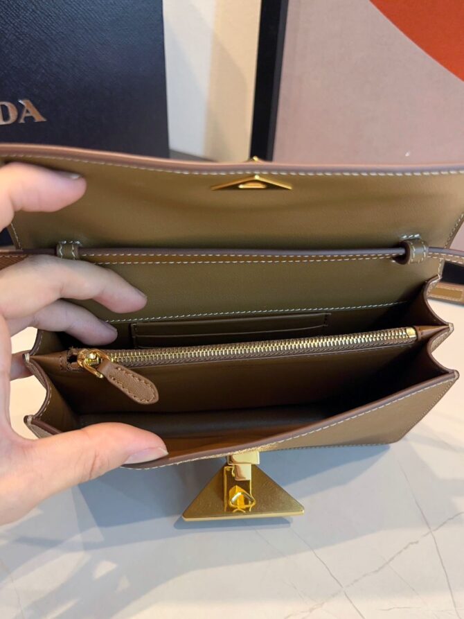 Bolsa Prada Embleme Mini Com Aba - Imagem 8